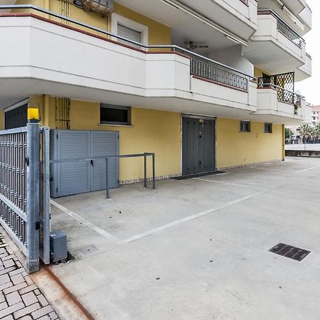Palazzo Giallo Alba Adriatica Exterior foto
