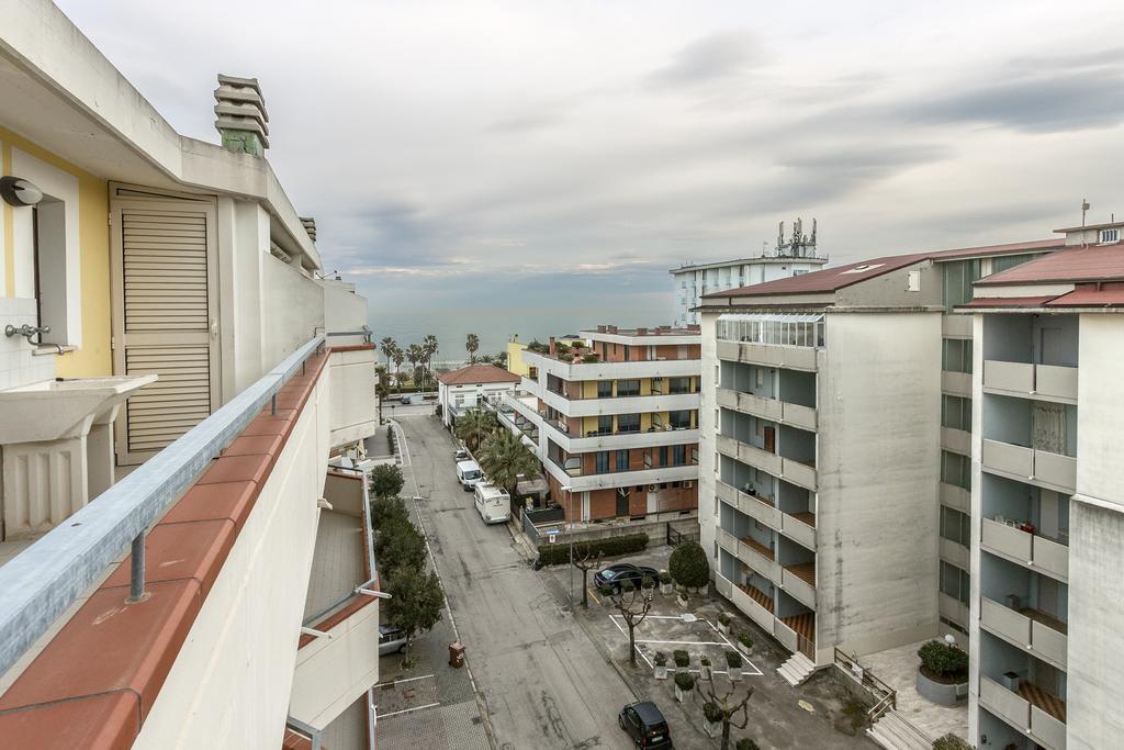 Palazzo Giallo Alba Adriatica Exterior foto