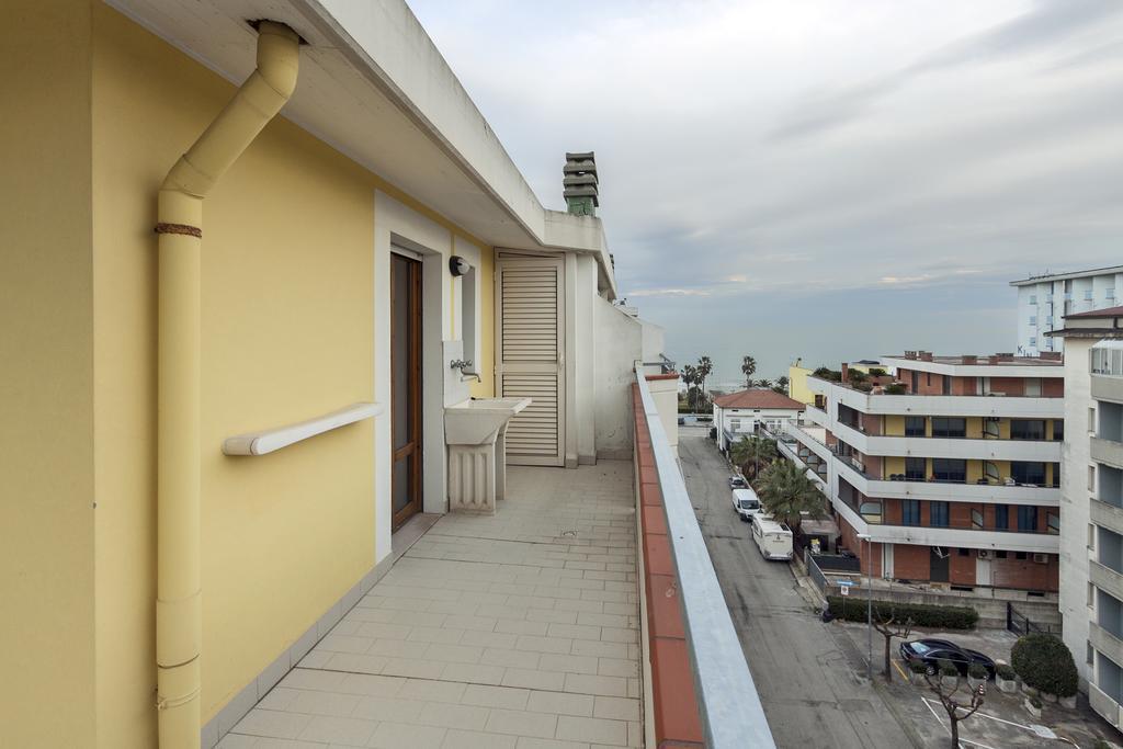 Palazzo Giallo Alba Adriatica Exterior foto